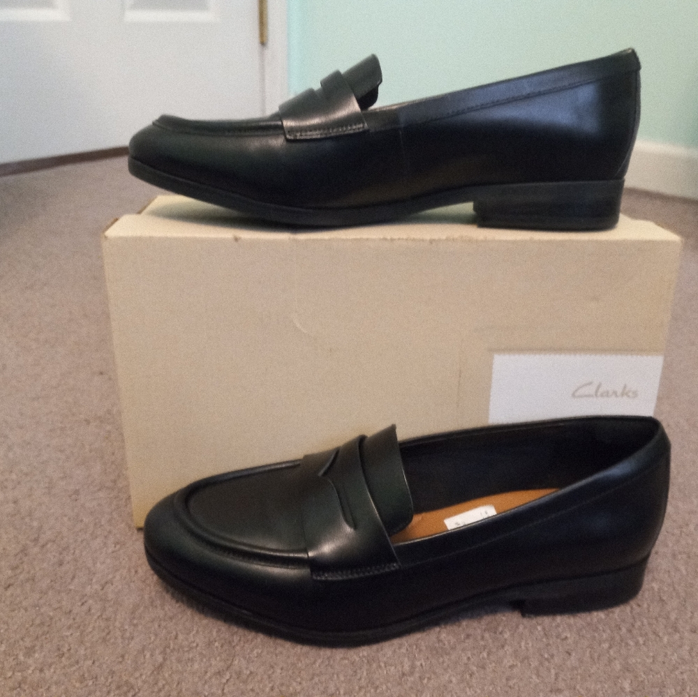 CLARKS BLACK LEATHER PENNY LOAFERS